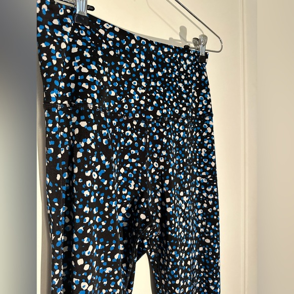 Beyond Yoga - Ankle length leggings in black with blue/white - Size L - Picture 4 of 8